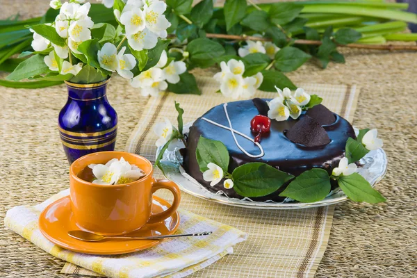 Grönt te med jasmin och kaka — Stockfoto