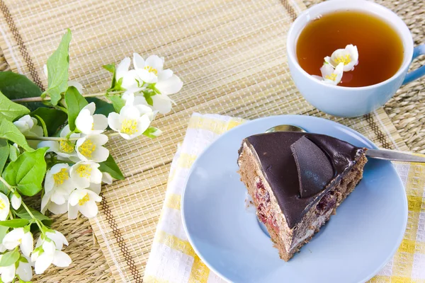 Grüner Tee mit Jasmin und Kuchen — Stockfoto
