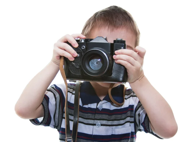 Маленький мальчик с камерой в руках на белом фоне — стоковое фото