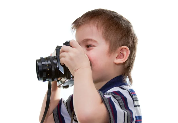 Kleiner Junge mit Kamera in der Hand auf weißem Hintergrund — Stockfoto