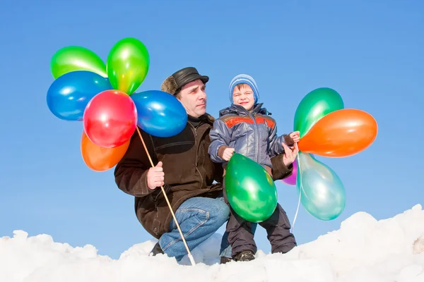 Дідусь з онуком з повітряними кульками — стокове фото