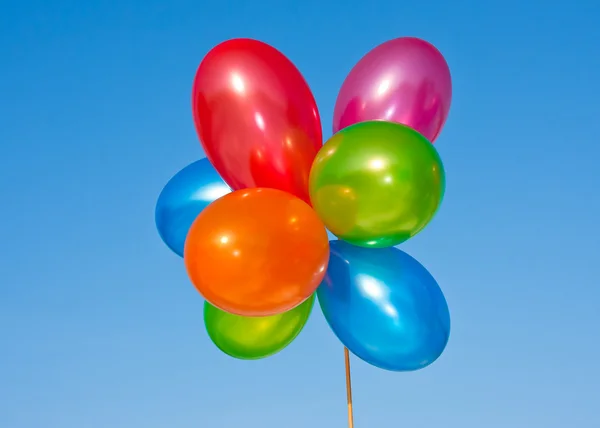 Разноцветные шарики на фоне голубого неба — стоковое фото