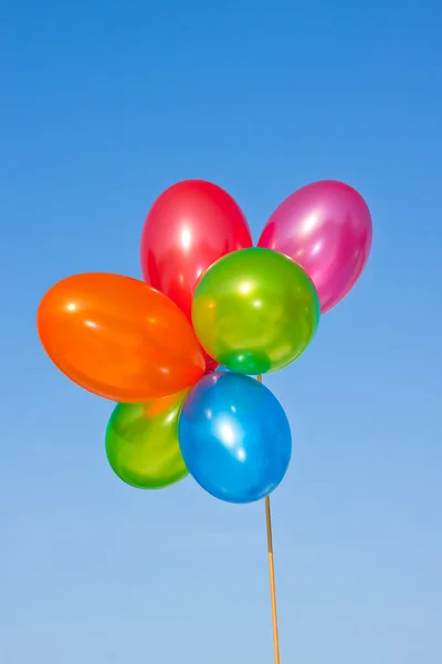 Разноцветные шарики на фоне голубого неба — стоковое фото