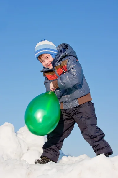 Kleiner Junge mit Luftmurmeln — Stockfoto
