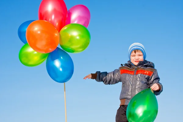 Malý chlapec s vzduchu kuličky — Stock fotografie