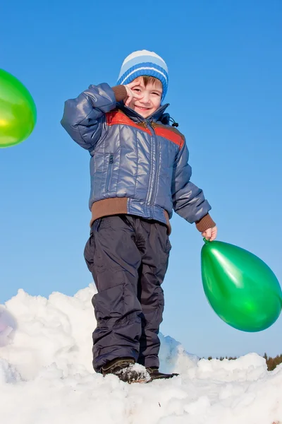 Malý chlapec s vzduchu kuličky — Stock fotografie