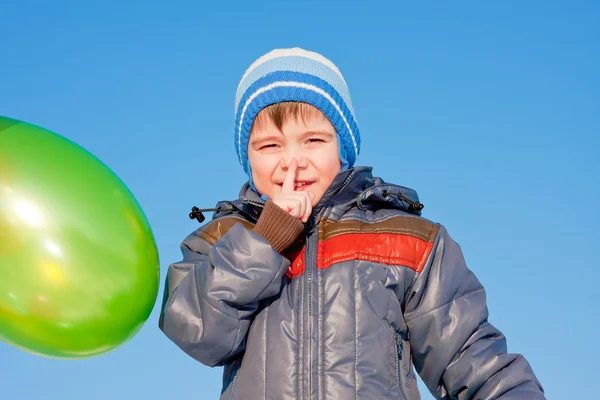 空気のビー玉を持つ少年 — ストック写真