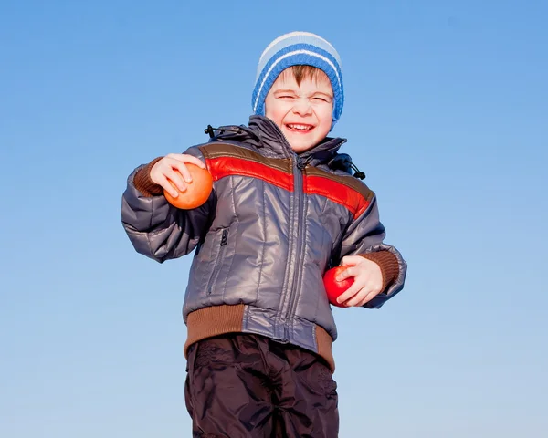 Malý chlapec s ovocem v rukou — Stock fotografie