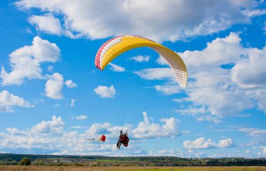 Mavi gökyüzünde paraglider