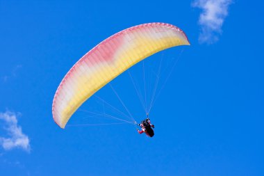 Mavi gökyüzünde paraglider