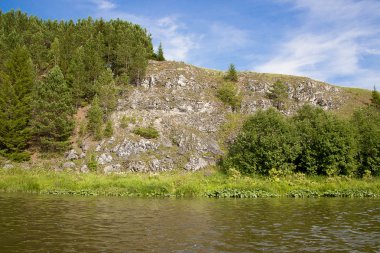 nehir üzerinde güzel doğa