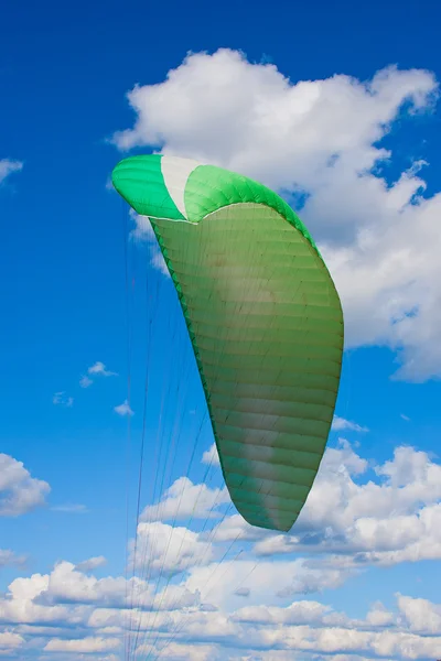 Paralotnia na błękitnym niebie — Zdjęcie stockowe