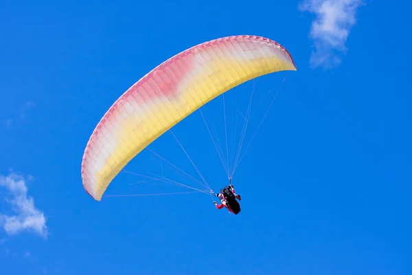 青い空のパラグライダー — ストック写真