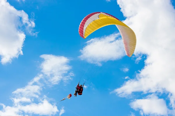 Paraglider i blå himmel — Stockfoto