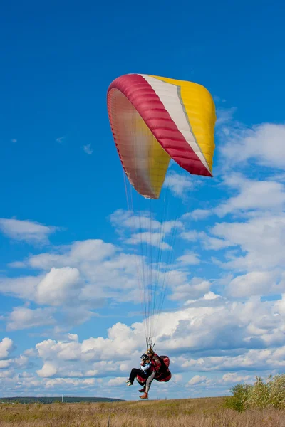Aterragem de parapente em um céu de fundo — Fotografia de Stock