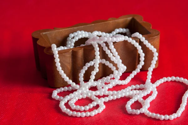 Kleine Schachtel mit Perlen aus Perlen — Stockfoto