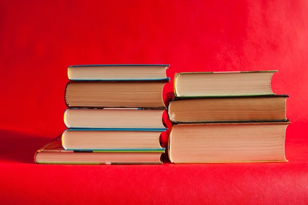 Boeken zijn op een heldere rode achtergrond — Stockfoto