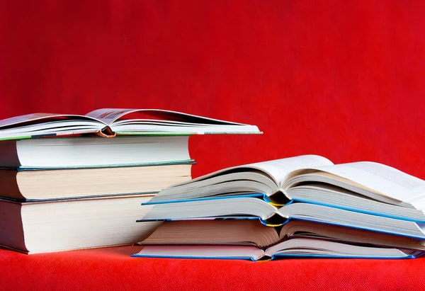 Kırmızı bir arka plan üzerinde birçok farklı kitaplardır — Stok fotoğraf