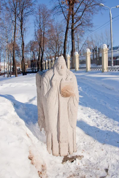 Sculpture of old man in a winter park — Stock Photo, Image