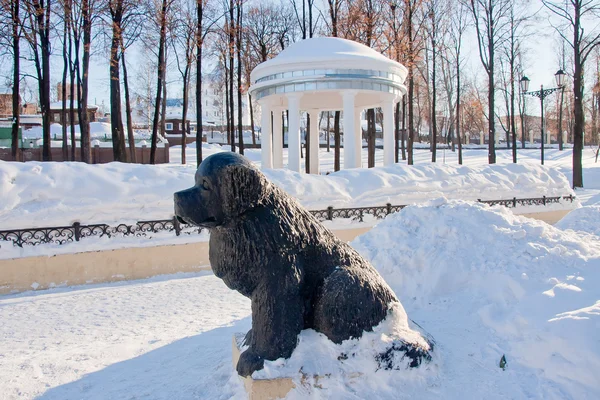 Sculpture of dog in a winter park, city Perm — Stock Photo, Image