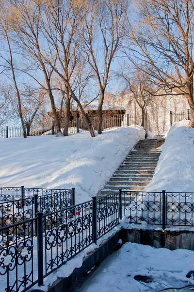 겨울 공원, 도시 페름에서에서 채널을 통해 다리 — 스톡 사진