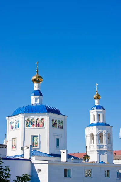 背景の青い空の美しい寺院都市カザン — ストック写真