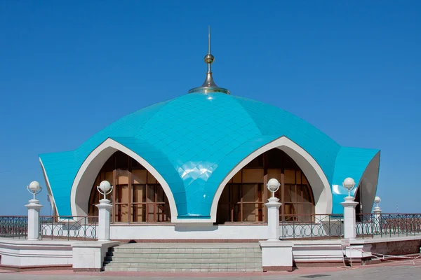 Bouw van de moskee op grondgebied van kremlin op een blauwe achtergrond — Stockfoto