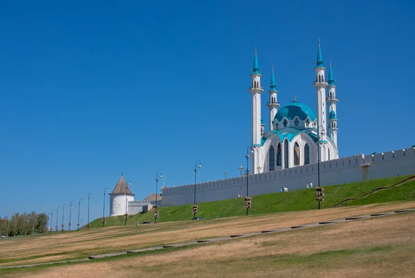 Edifício de Mesquita em território de Kremlin em um fundo azul — Fotografia de Stock