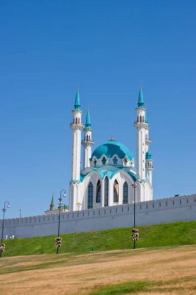 在一个背景蓝色清真寺在克里姆林宫的领土上的建设 — 图库照片