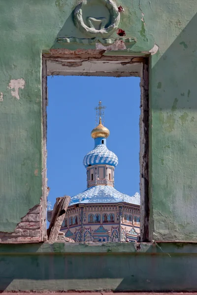 Fațada unei catedrale frumoase printr-un zid vechi, orașul Kazan — Fotografie, imagine de stoc