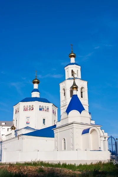 Bellissimo tempio su uno sfondo cielo blu, città Kazan — Foto Stock