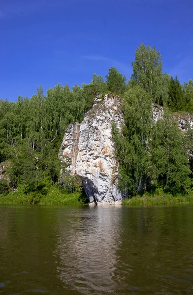 Pięknej przyrody nad rzeką — Zdjęcie stockowe