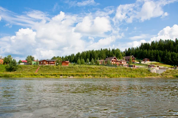 Landsbygdens landskap på floden chusovaya — Stockfoto
