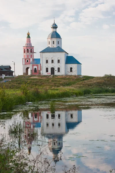 Hermoso paisaje de verano en un estanque, Vladimirskiy área, Rusia — Foto de Stock