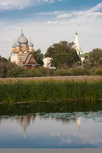 Hermoso paisaje de verano en un estanque, Vladimirskiy área, Rusia —  Fotos de Stock