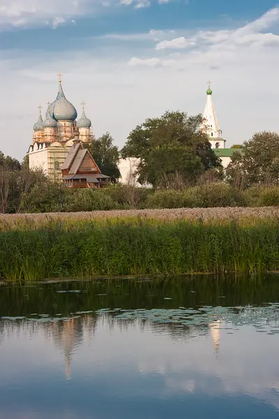 Krásná letní krajina u rybníka, Vladimirskij, Rusko — Stock fotografie