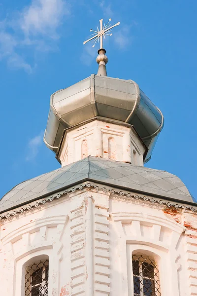 Kerk op de achtergrond blauwe lucht, Vladimirski gebied, Rusland — Stockfoto