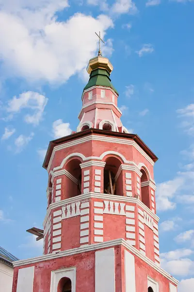 Eglise sur fond bleu ciel, Vladimirskiy area, Russie — Photo