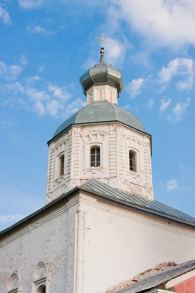 Kirche auf blauem Himmel, Gebiet Wladimirskiy, Russland — Stockfoto