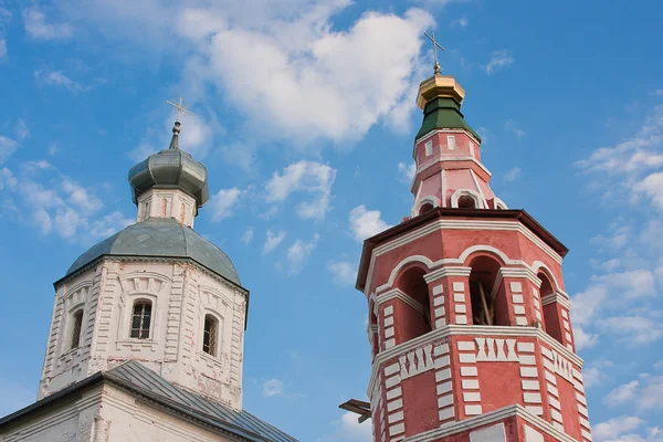 Kościół na tle błękitnego nieba, Vladimirskiy obszarze, Rosja — Zdjęcie stockowe