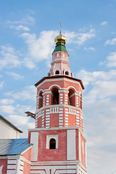 Kostel na pozadí modré oblohy, Vladimirskiy oblasti, Rusko — Stock fotografie
