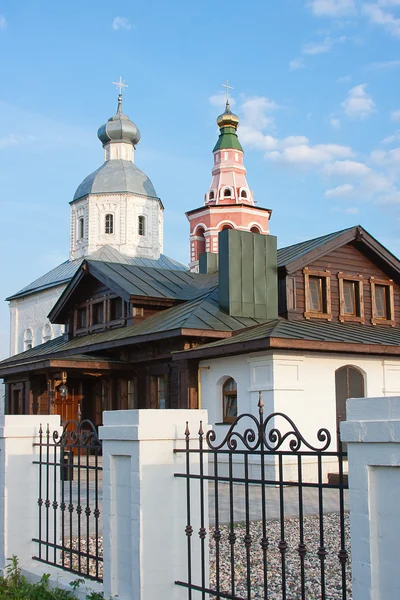 Новый современный дом на заднем плане храм, Владимирский район — стоковое фото