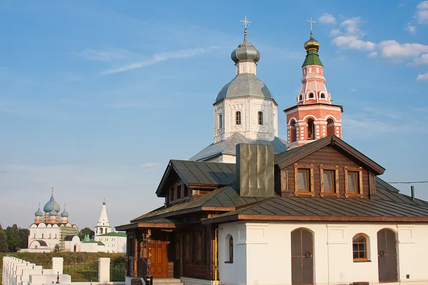 Новий сучасний будинок на фоні храм, Володимирський області — стокове фото