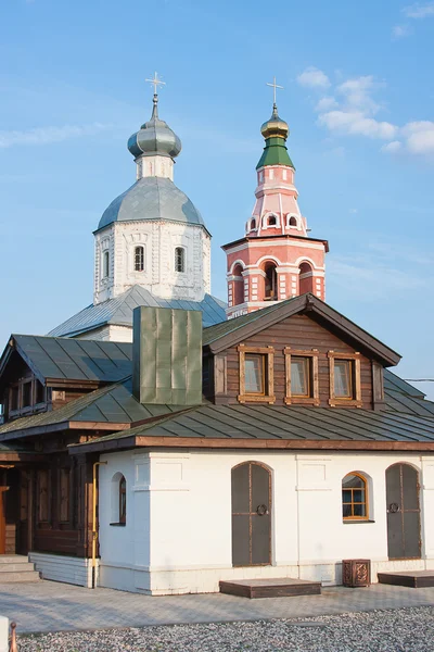 Új, modern ház a háttérben a templom, a Vladimirskiy terület — Stock Fotó