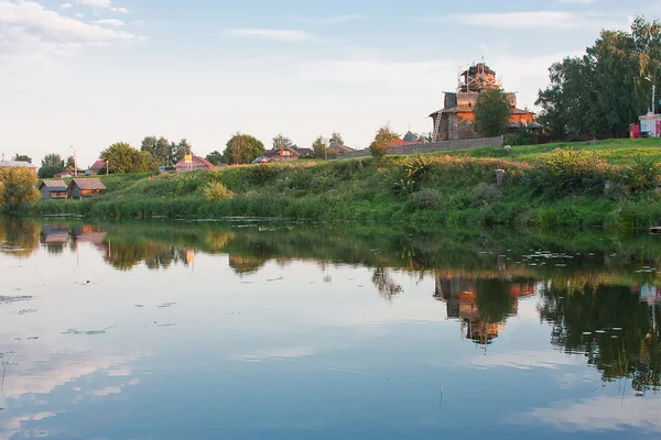 Schöne Sommerlandschaft an einem Teich, Gebiet Wladimirskiy, Russland — Stockfoto