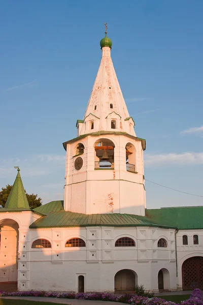 Iglesia sobre un fondo cielo azul, área Vladimirskiy, Rusia —  Fotos de Stock