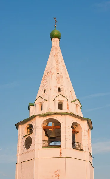 Kostel na pozadí modré oblohy, Vladimirskiy oblasti, Rusko — Stock fotografie