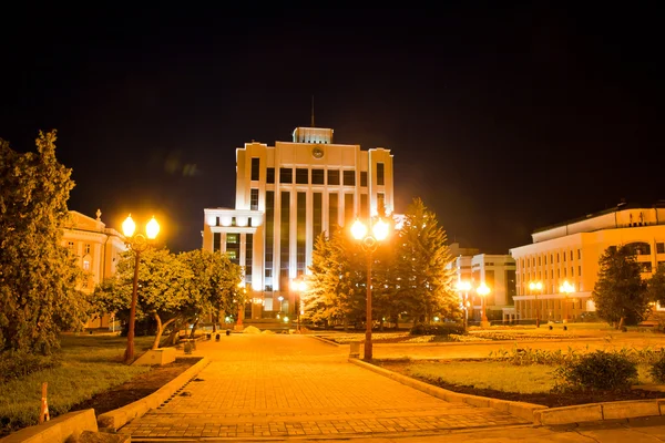 Edificio administrativo, paisaje nocturno, ciudad Kazan, Rusia — Foto de Stock