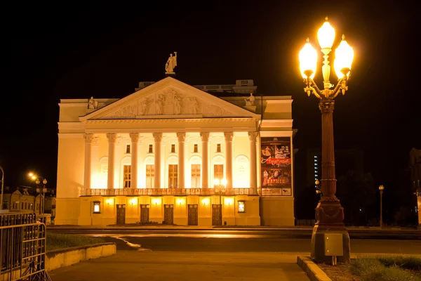 剧院的歌剧和芭蕾舞，夜景景观城市喀山、 俄罗斯 — 图库照片