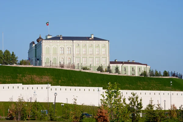 Bela paisagem com um tipo no Kremlin, cidade Kazan, Rússia — Fotografia de Stock